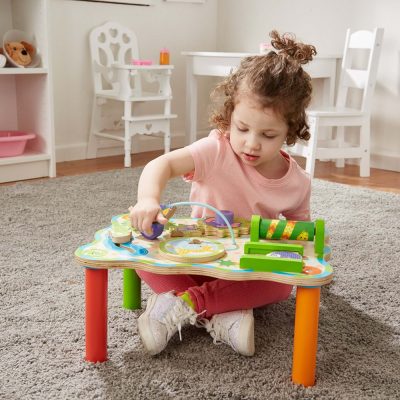 צעצוע מעץ לילדים בגיל שנה שולחן פעילות מעת מליסה ודאג